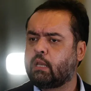 Polícia Federal Realiza Busca em Residência de Cláudio Castro, Ex-Governador do Rio de Janeiro, em Meio a Turbulência Política