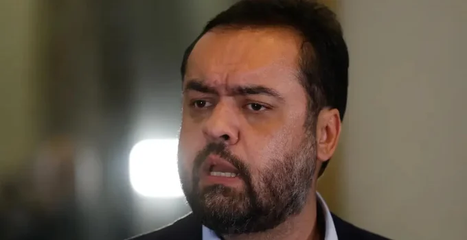 Polícia Federal Realiza Busca em Residência de Cláudio Castro, Ex-Governador do Rio de Janeiro, em Meio a Turbulência Política