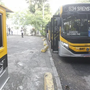 Mobi-Rio: Passageiros elogiam ônibus novos e ar-condicionado na linha Ilha x Tijuca, mas temem fim do dinheiro