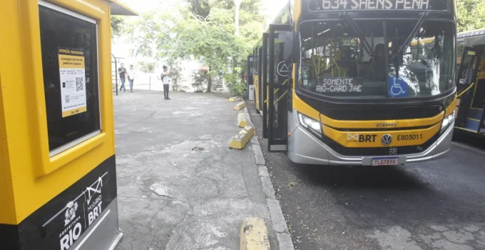 Mobi-Rio: Passageiros elogiam ônibus novos e ar-condicionado na linha Ilha x Tijuca, mas temem fim do dinheiro