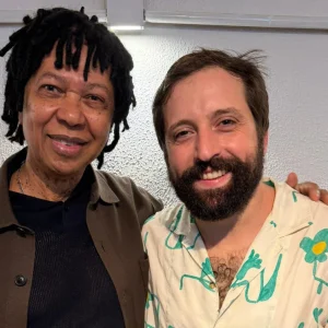 Djavan presta rara homenagem a Gregorio Duvivier em espetáculo no Rio e anuncia nova turnê de sucessos