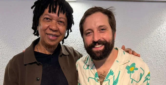 Djavan presta rara homenagem a Gregorio Duvivier em espetáculo no Rio e anuncia nova turnê de sucessos