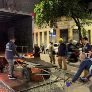 Restaurante em Ipanema Multado em R$ 3 Mil e Estruturas Apreendidas por Ocupação Irregular de Calçada