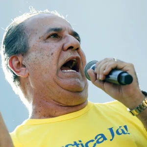 Flávio Bolsonaro Ausenta-se da Marcha para Jesus no Rio, Gerando Especulações e Debate Político