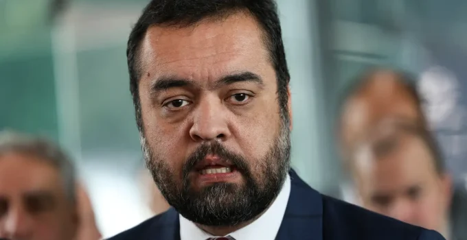 Cláudio Castro é investigado por corrupção e pode comprometer palanque de Flávio Bolsonaro ao Senado no RJ