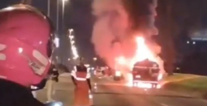 Caminhão-tanque em chamas interdita parcialmente a Rodovia Washington Luís e gera congestionamento