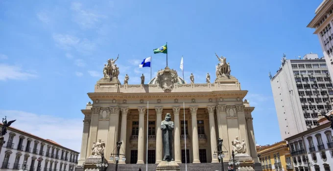 RJ: Alerj aprova banheiros neutros para pessoas trans e não binárias; Dani Balbi pede veto