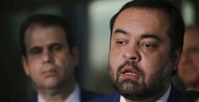 Cláudio Castro desiste de candidatura ao Senado e foca em defesa após operações da PF