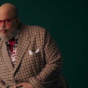 Ed Motta pede desculpas a nordestinos com música antes de show no Circo Voador