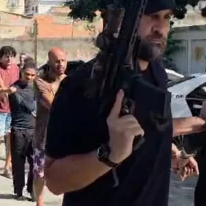 Polícia prende 12 pessoas por receptação de celular em Piedade, Zona Norte do Rio, em operação contra comércio ilegal