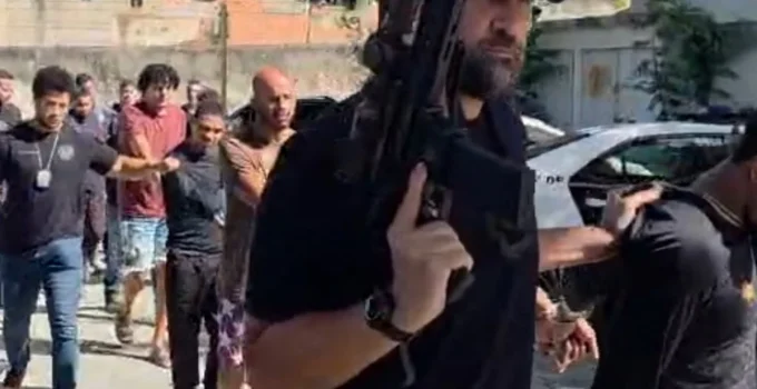 Polícia prende 12 pessoas por receptação de celular em Piedade, Zona Norte do Rio, em operação contra comércio ilegal