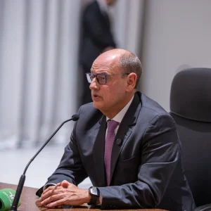 Aparelhos de Escuta Encontrados em Gabinete do Governador do Rio de Janeiro Levam à Investigação