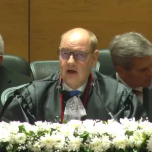 Escutas Ilegais Encontradas no Gabinete do Governador do Rio de Janeiro, Ricardo Couto, Levam à Investigação