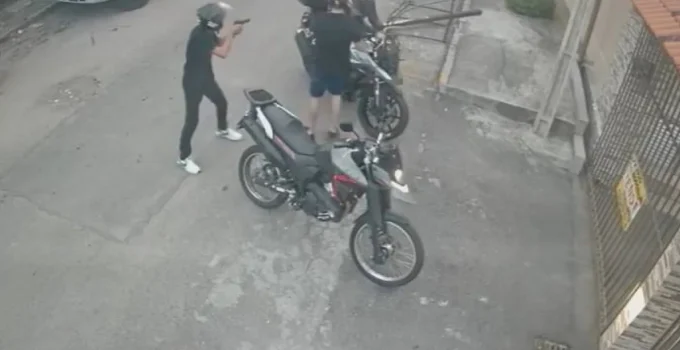 Motociclista é Baleado Durante Tentativa de Assalto na Tijuca, Zona Norte do Rio; Criminosos Fugiram