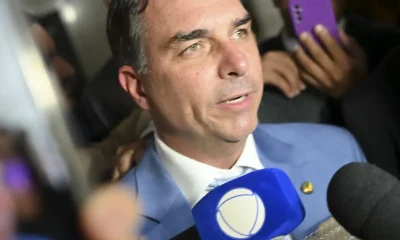 Flávio Bolsonaro busca novo palanque no Rio após desistência de Cláudio Castro e investigações da PF