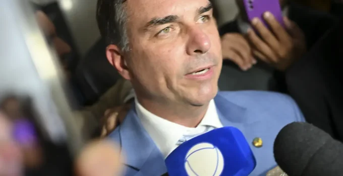 Flávio Bolsonaro busca novo palanque no Rio após desistência de Cláudio Castro e investigações da PF
