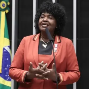 Benedita da Silva lidera pesquisa para o Senado do Rio após desistência de Cláudio Castro; PL se preocupa com desempenho de novos nomes