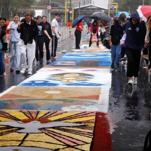 Chuva não impede fiéis de fazerem tapetes de Corpus Christi no Centro do Rio; Instituto Marielle Franco participa