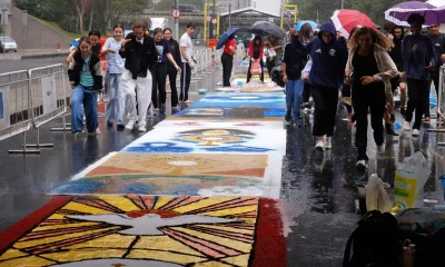 Chuva não impede fiéis de fazerem tapetes de Corpus Christi no Centro do Rio; Instituto Marielle Franco participa