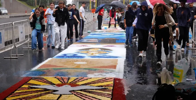 Chuva não impede fiéis de fazerem tapetes de Corpus Christi no Centro do Rio; Instituto Marielle Franco participa