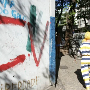 Comando Vermelho impõe taxa de R$ 300 a moradores de condomínios na Pavuna, RJ, e exige compra de gás de fornecedores do tráfico