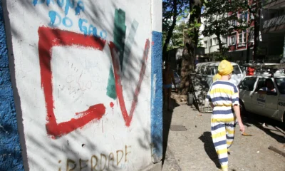 Comando Vermelho impõe taxa de R$ 300 a moradores de condomínios na Pavuna, RJ, e exige compra de gás de fornecedores do tráfico