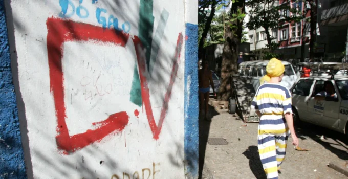 Comando Vermelho impõe taxa de R$ 300 a moradores de condomínios na Pavuna, RJ, e exige compra de gás de fornecedores do tráfico