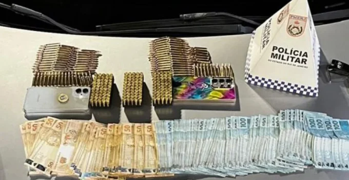 Casal é Preso em Flagrante com Munições de Fuzil e Pistola e R$ 14 Mil em Dinheiro em Inhaúma