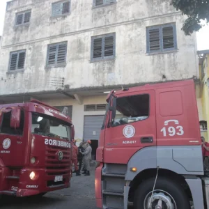 Incêndio em Confecção em Benfica Mobiliza Bombeiros e Gera Suspeitas de Arrombamento na Zona Norte do Rio