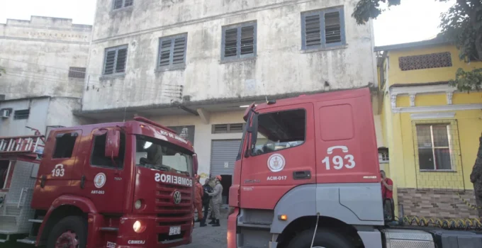 Incêndio em Confecção em Benfica Mobiliza Bombeiros e Gera Suspeitas de Arrombamento na Zona Norte do Rio