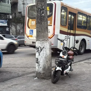Menino de 9 anos morre atropelado por ônibus enquanto andava de bicicleta elétrica no Complexo do Alemão