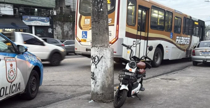 Menino de 9 anos morre atropelado por ônibus enquanto andava de bicicleta elétrica no Complexo do Alemão