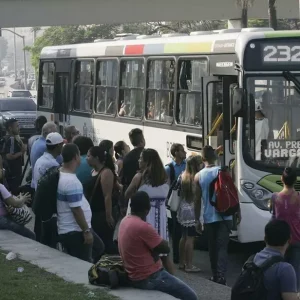 Motoristas de ônibus do Rio em estado de greve: paralisação pode começar nesta sexta-feira (12/06)