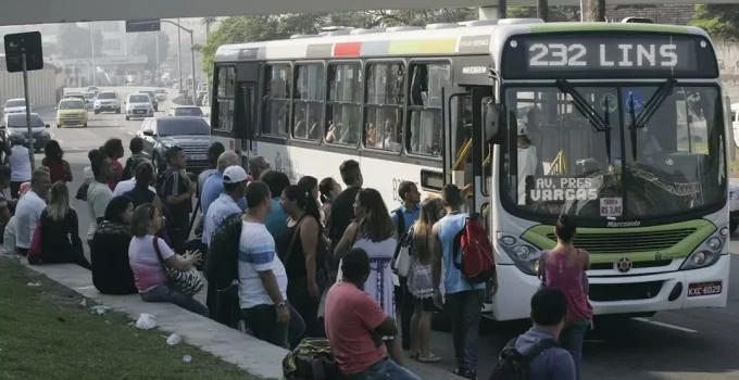 Motoristas de ônibus do Rio em estado de greve: paralisação pode começar nesta sexta-feira (12/06)