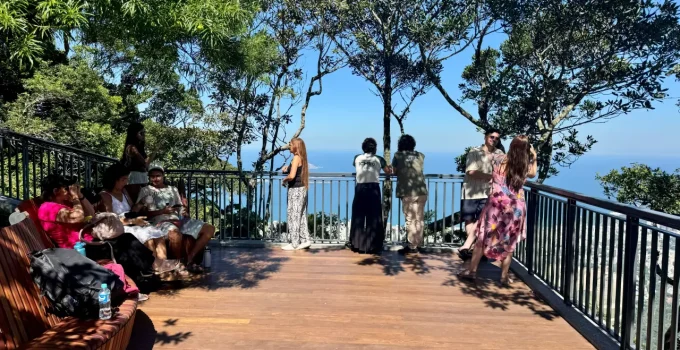 Parque Nacional da Tijuca: Novo Mirante aos Pés do Cristo Redentor Amplia Acesso e Conforto para Visitantes