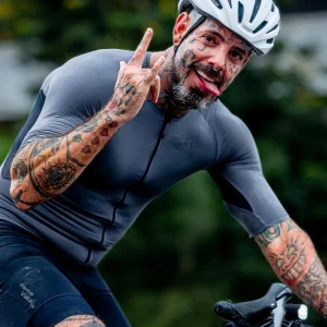Após perder 20 kg, Tico Santa Cruz completa primeiro triatlo no Rio de Janeiro