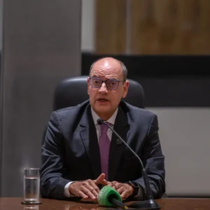 Ricardo Couto, Governador Interino do Rio, Foca em Superávit e Críticas à Gestão Anterior em Discurso a Empresários