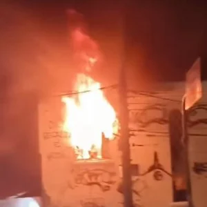 Incêndio de Grandes Proporções Atinge Antiga Sede de Região Administrativa Abandonada na Zona Norte do Rio