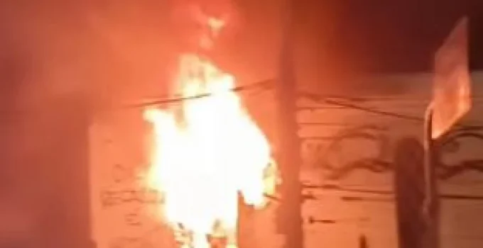 Incêndio de Grandes Proporções Atinge Antiga Sede de Região Administrativa Abandonada na Zona Norte do Rio