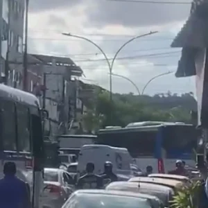 Ônibus Sequestrado e Usado Como Barricada Interdita Principal Via em Rio das Pedras, Zona Sudoeste do Rio
