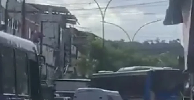 Ônibus Sequestrado e Usado Como Barricada Interdita Principal Via em Rio das Pedras, Zona Sudoeste do Rio
