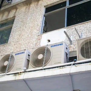 Comerciantes da Tijuca Acorrentam Ar-Condicionados Contra Onda de Furtos e Roubos na Região