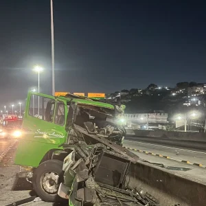Caminhão-guincho Destruído Após Colisão com Mureta na Avenida Brasil, Rio de Janeiro; Calha do BRT Interditada