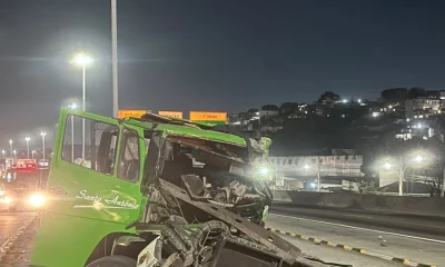 Caminhão-guincho Destruído Após Colisão com Mureta na Avenida Brasil, Rio de Janeiro; Calha do BRT Interditada
