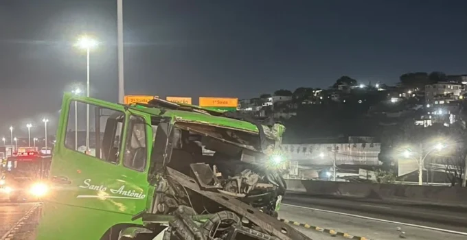 Caminhão-guincho Destruído Após Colisão com Mureta na Avenida Brasil, Rio de Janeiro; Calha do BRT Interditada