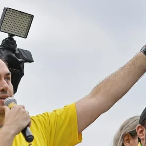 Ex-chefe de gabinete de Carlos Bolsonaro vira réu por rachadinha; esquema teria movimentado R$ 1,7 milhão no Rio