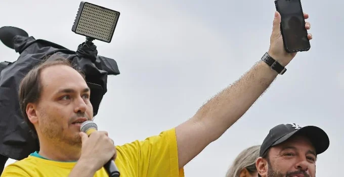 Ex-chefe de gabinete de Carlos Bolsonaro vira réu por rachadinha; esquema teria movimentado R$ 1,7 milhão no Rio