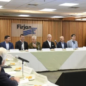 Douglas Ruas defende segurança jurídica e propõe soluções para indústria automotiva e infraestrutura do RJ na Firjan