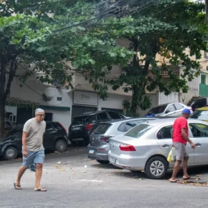 Carros Ocupam Calçadas no Cachambi e Transformam Rua em "Tobogã" Perigoso para Pedestres