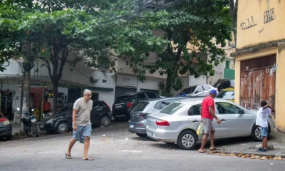 Carros Ocupam Calçadas no Cachambi e Transformam Rua em "Tobogã" Perigoso para Pedestres